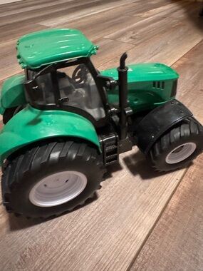Boley Green Farm Tractor with Light & Sound